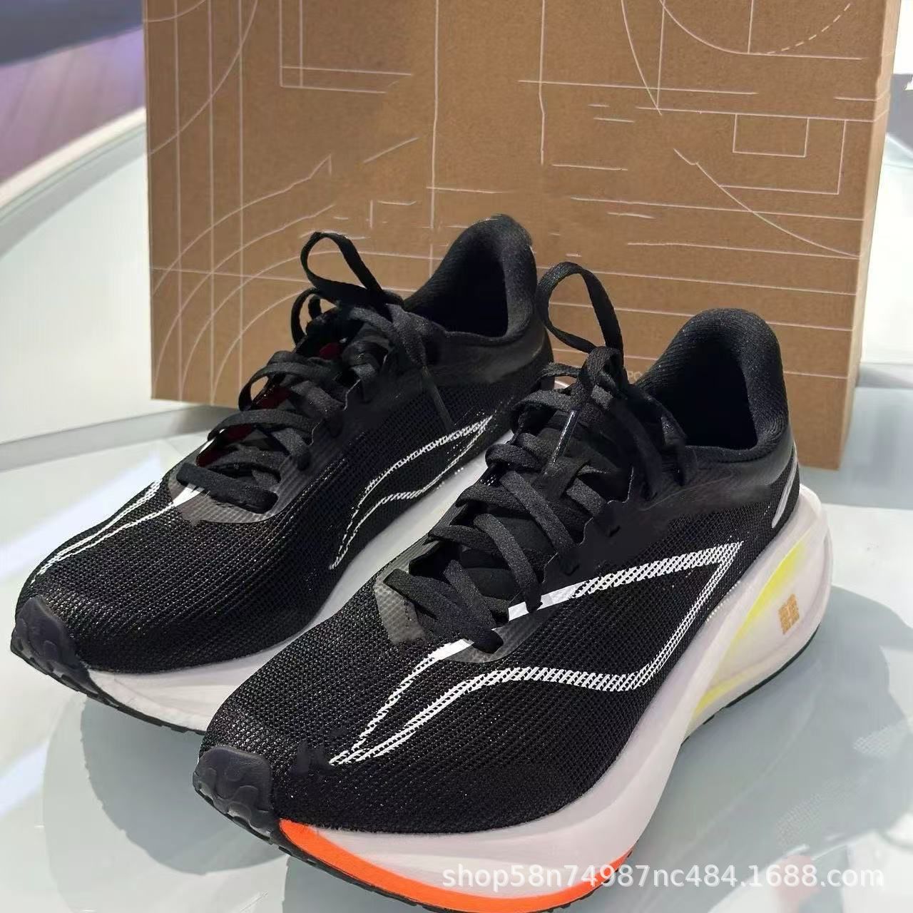 Nuove scarpe sportive da uomo  - Outdoor Lighting Round recensione e prezzo